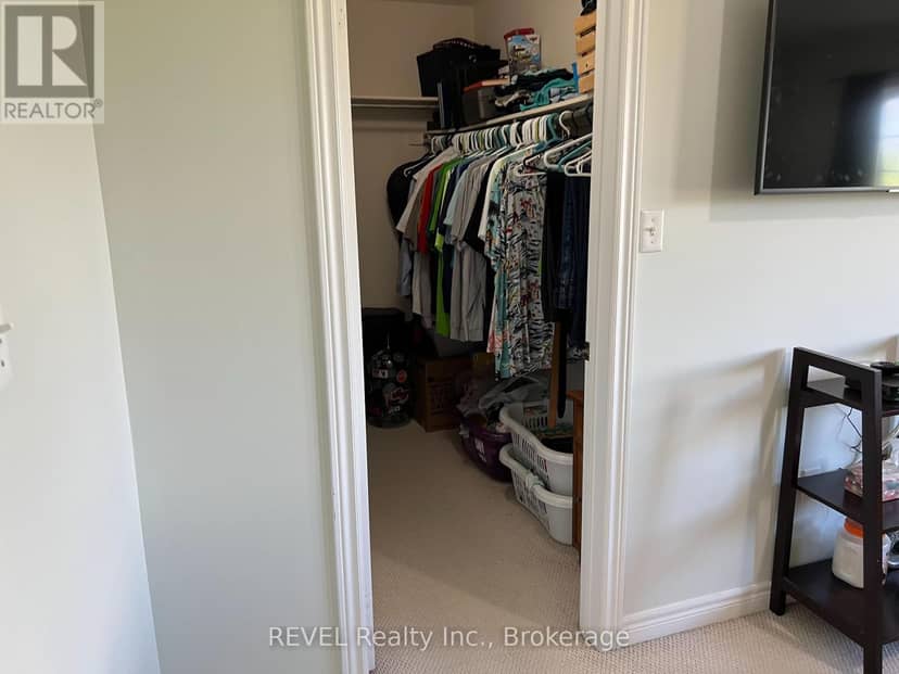 18 Mackenzie King Avenue — photo 11 of 23