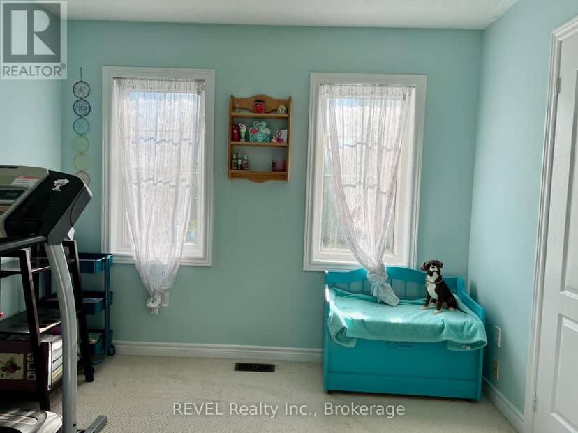 18 Mackenzie King Avenue — photo 17 of 23