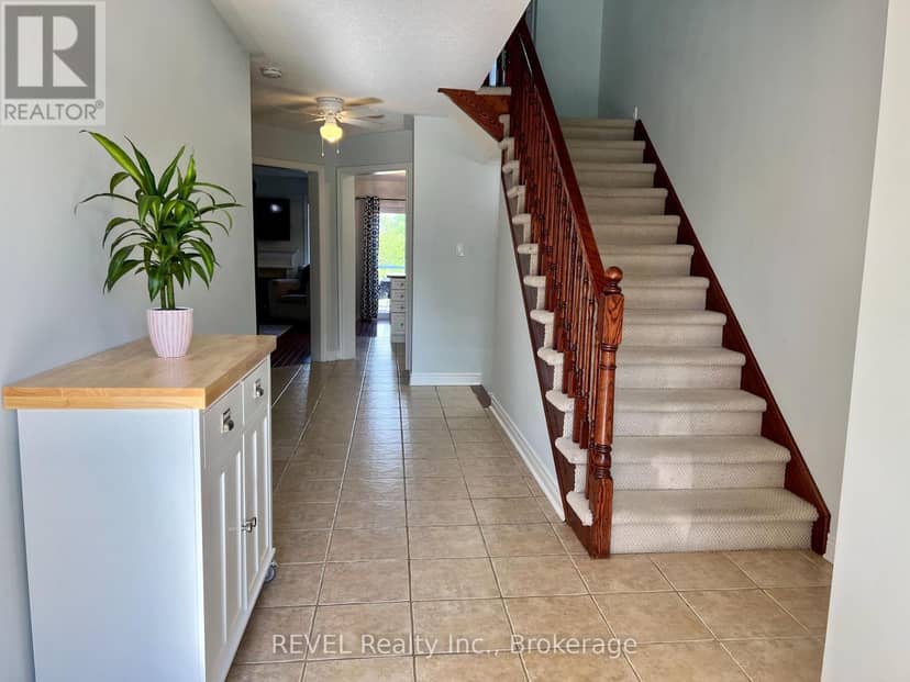 18 Mackenzie King Avenue — photo 2 of 23