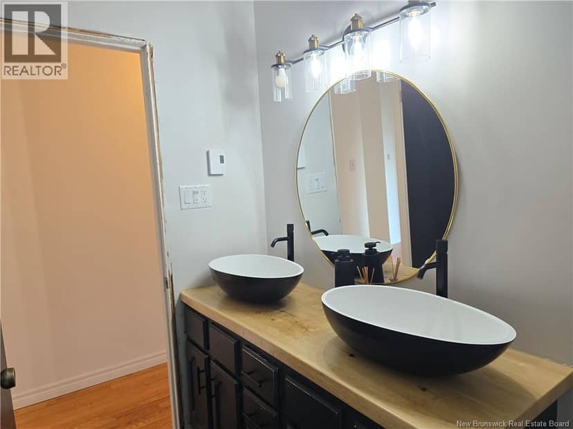 141 Neil — photo 21 of 40