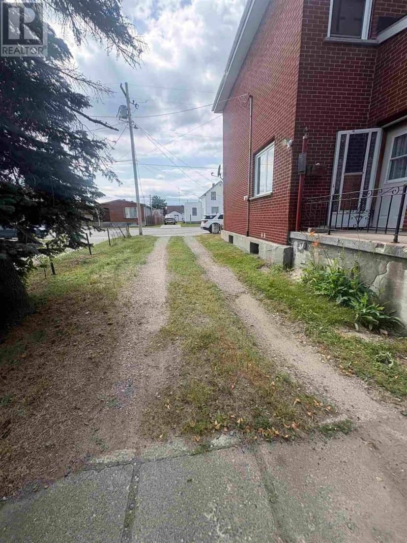 32 Lansdowne ST S — photo 14 of 16