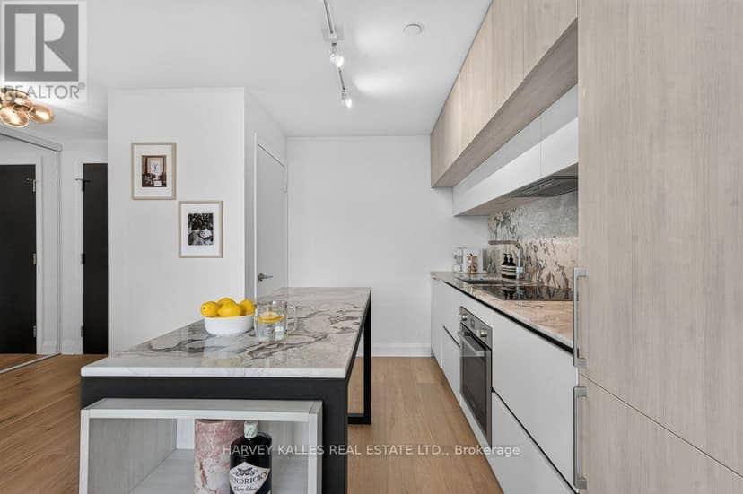 510 - 151 Avenue Road — photo 6 of 25