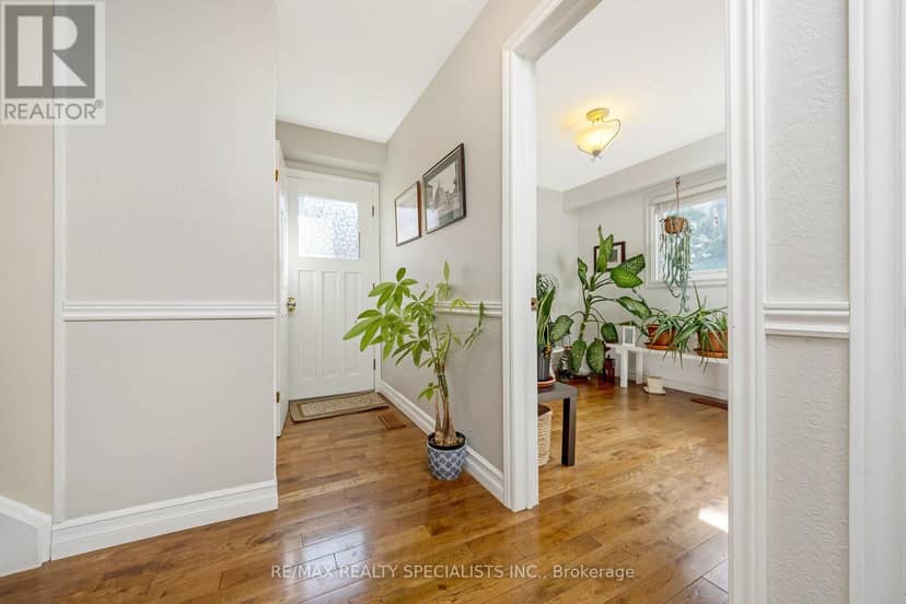 6356 Chaumont Crescent — photo 18 of 38