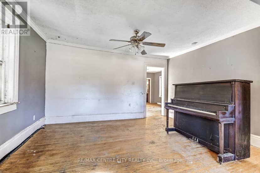 45 Locust Street, St. Thomas, photo 4
