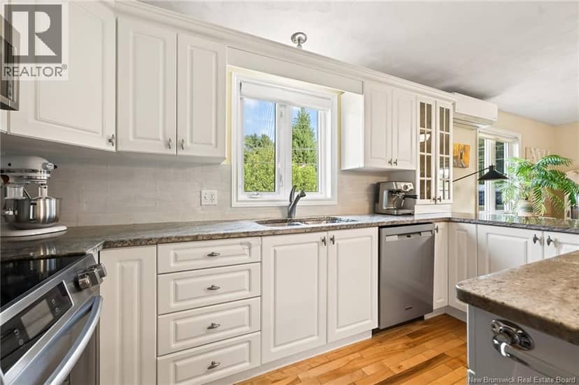 310 Vanier Street — photo 10 of 40