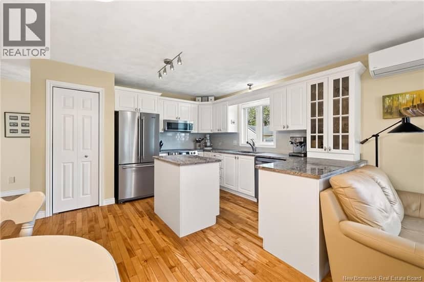 310 Vanier Street — photo 12 of 40