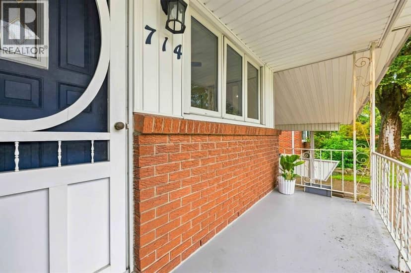 714 Victoria AVENUE, Point Edward, photo 2