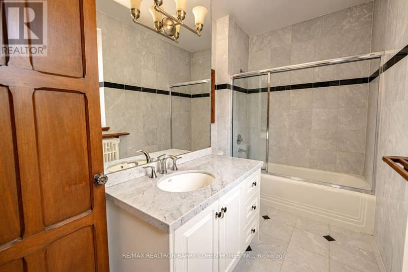372 Old Yonge Street — photo 19 of 34