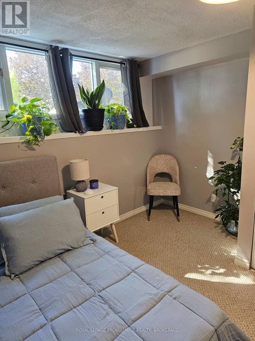 915 Warburton Crescent — photo 31 of 40