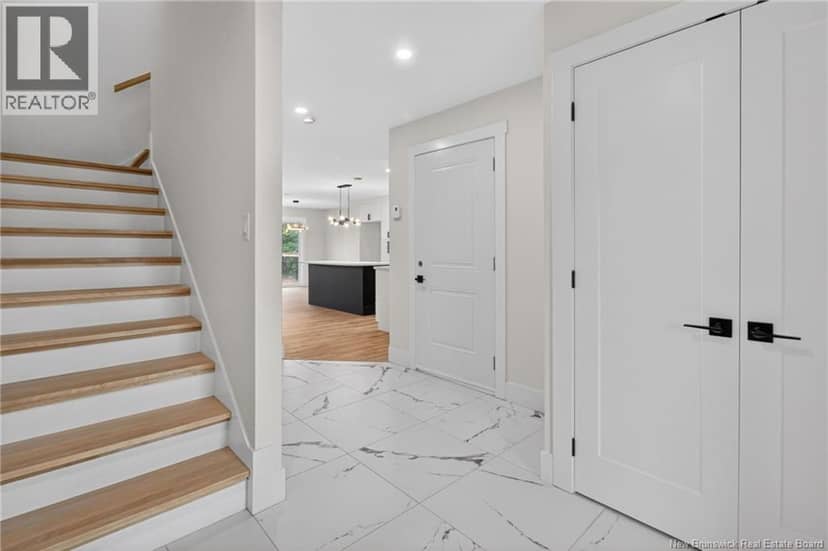 110 Francfort Crescent — photo 2 of 29