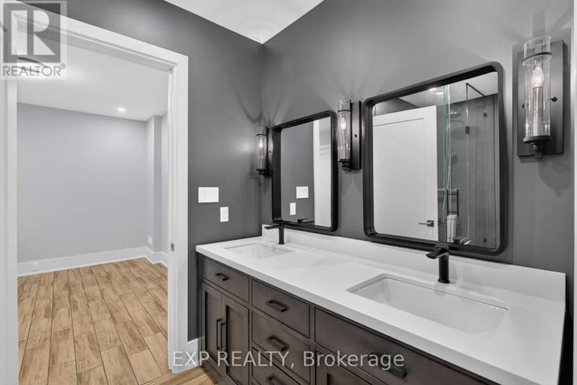 528 Wellington Crescent — photo 34 of 40