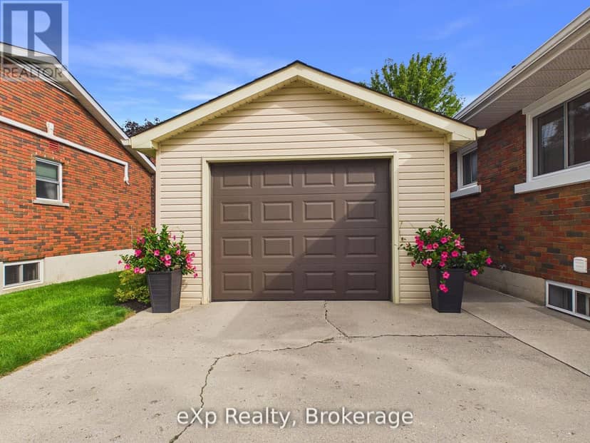 110 Brown's Lane — photo 4 of 40