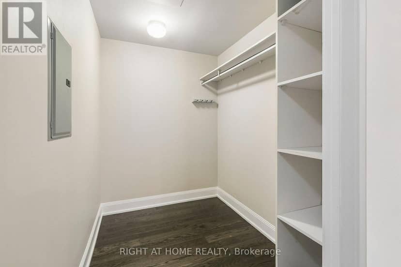 2804 - 2181 Yonge Street — photo 11 of 27