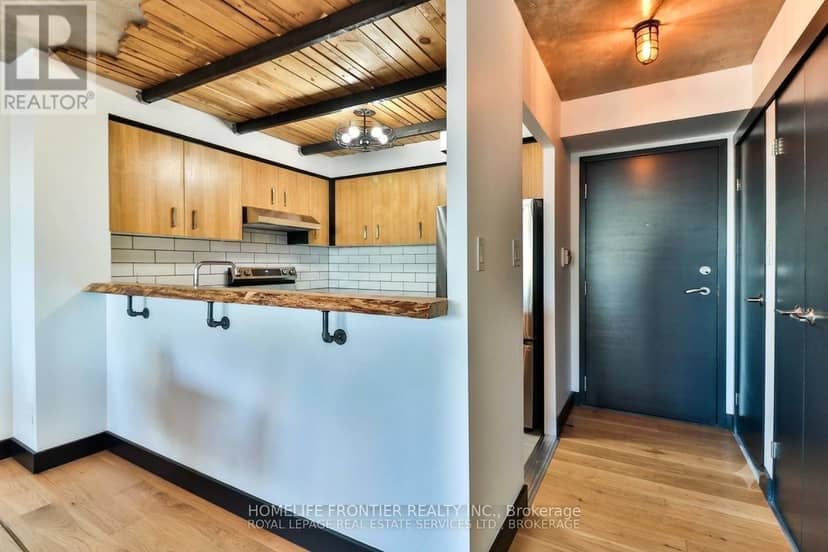 611 - 2261 Lakeshore Boulevard W — photo 5 of 13