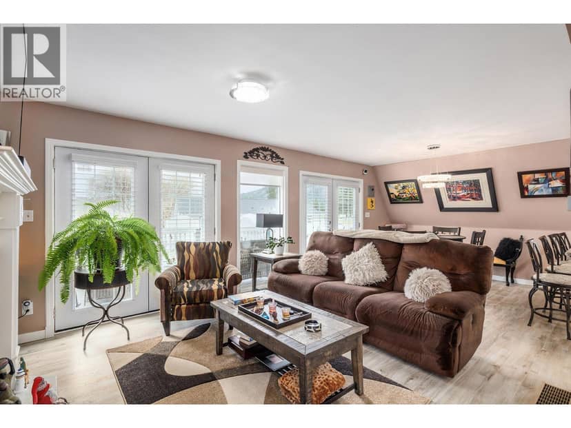 682 Cougar Street, Vernon, photo 2