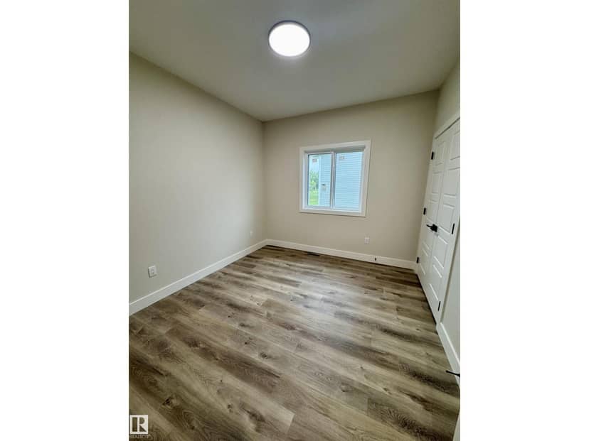 5611 45 ST — photo 12 of 19