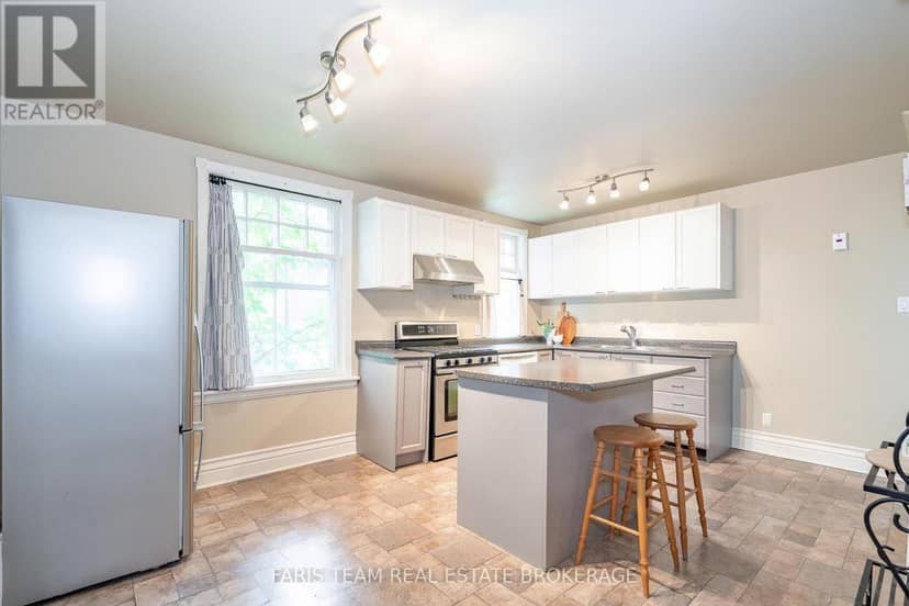 105 Barrie Street — photo 5 of 34