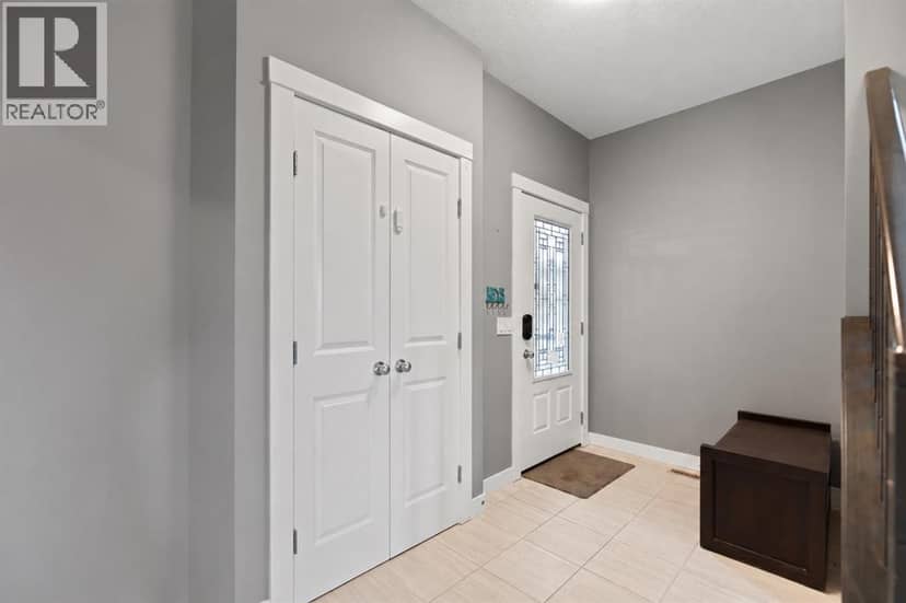 205 Hillcrest Drive SW, Airdrie, photo 5