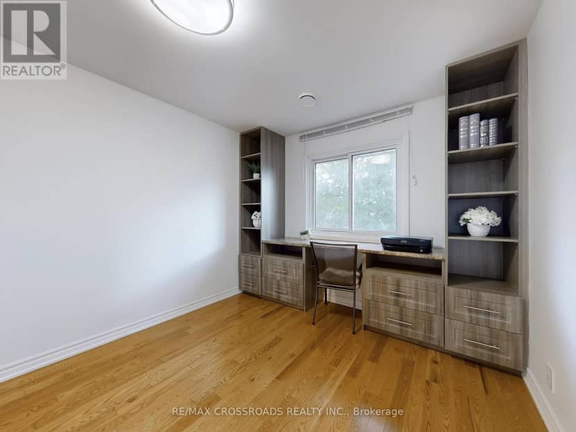 49 King Louis Crescent — photo 26 of 40