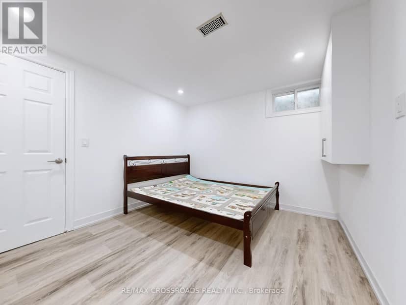 49 King Louis Crescent — photo 30 of 40