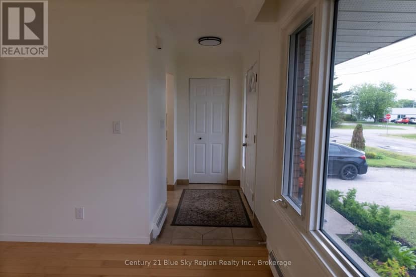 102 Lee Avenue — photo 4 of 27