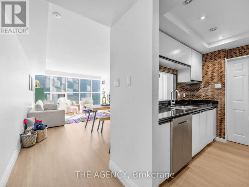 606 - 99 Harbour Square — photo 5 of 39