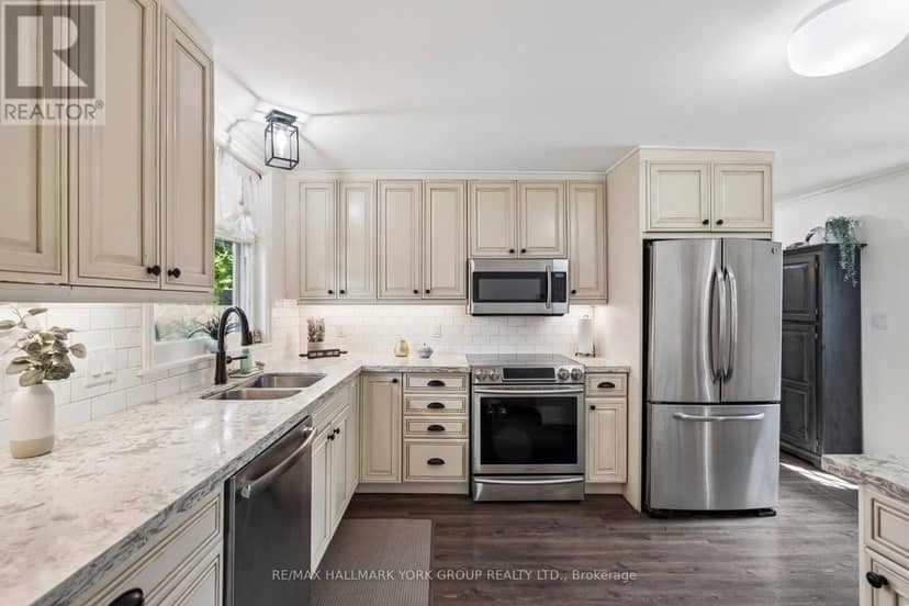 37 Arnold Crescent — photo 10 of 35