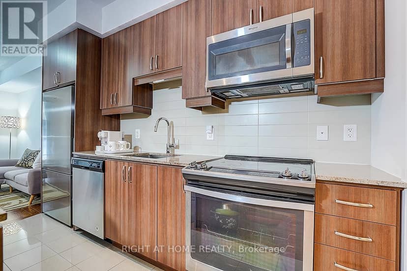 205 - 9201 Yonge Street — photo 11 of 37