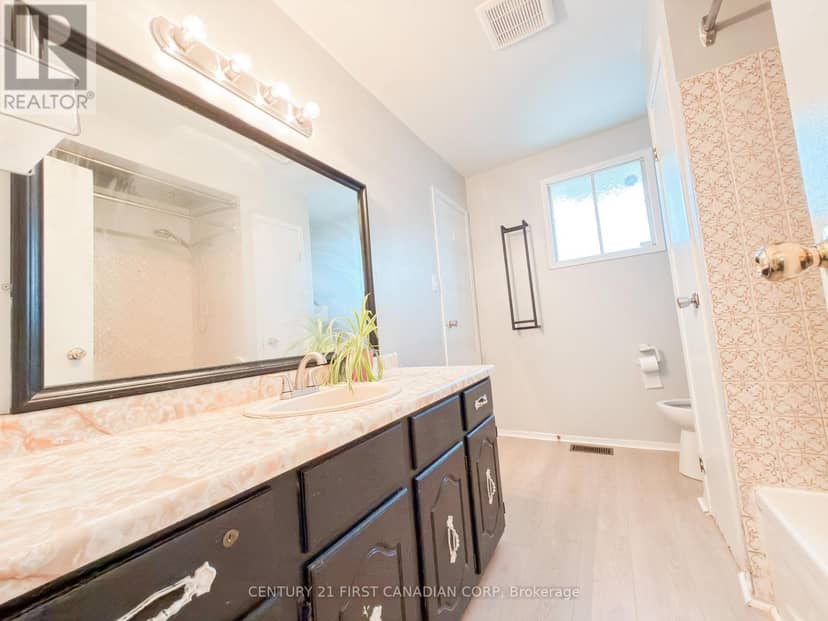 8 Poplar Crescent — photo 12 of 21