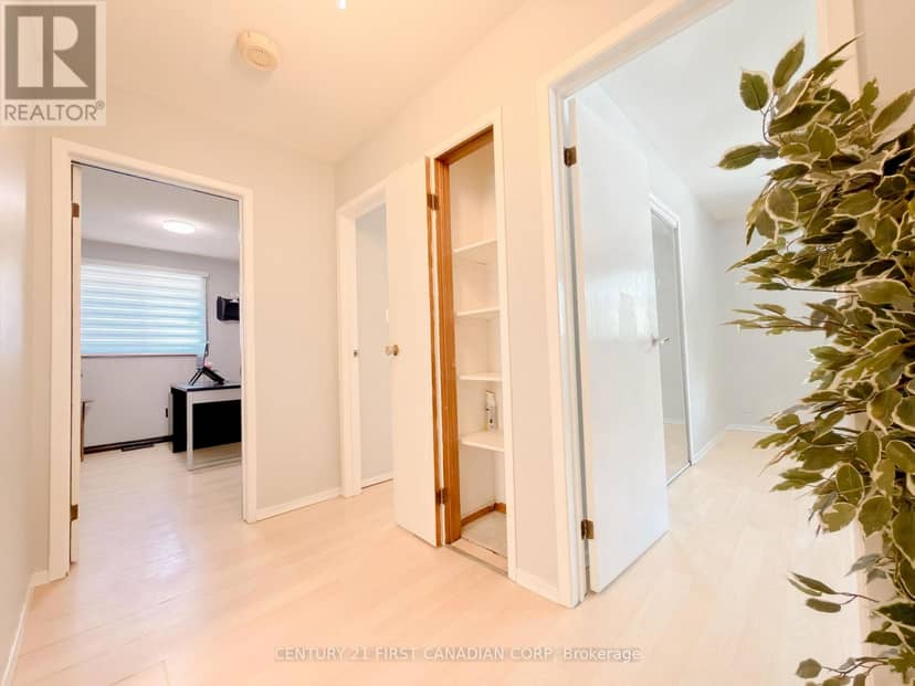 8 Poplar Crescent — photo 13 of 21