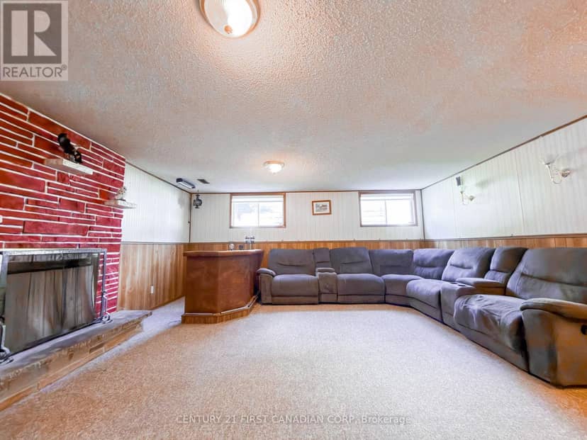 8 Poplar Crescent — photo 14 of 21