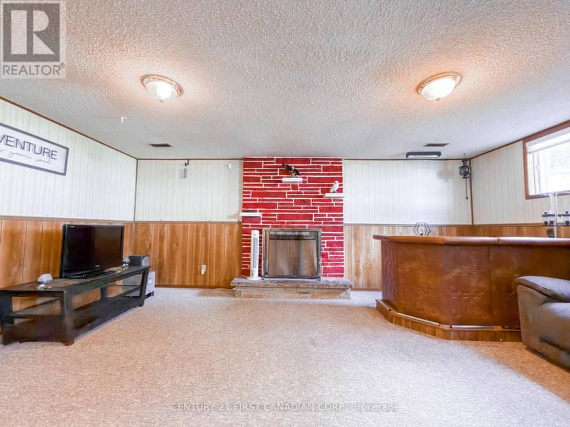 8 Poplar Crescent — photo 15 of 21