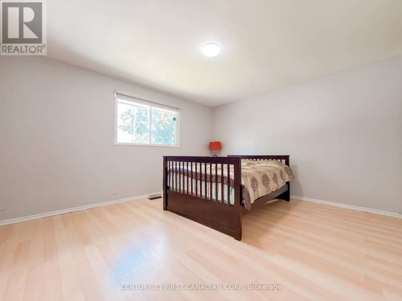 8 Poplar Crescent — photo 9 of 21