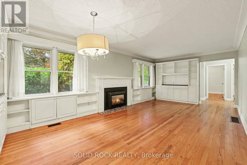 889 Mountainview Avenue — photo 3 of 40