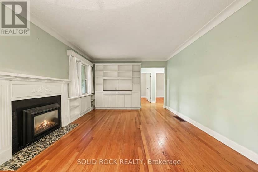 889 Mountainview Avenue — photo 4 of 40