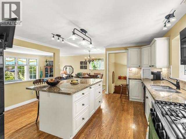 43 Cedar Crescent — photo 11 of 34