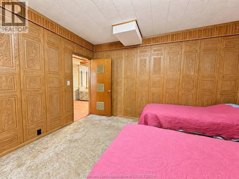 210 Adelaide STREET South — photo 15 of 40