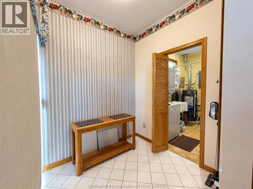 210 Adelaide STREET South — photo 18 of 40