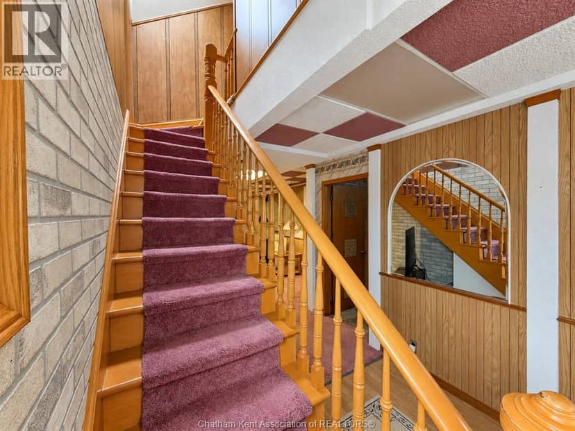 210 Adelaide STREET South — photo 20 of 40