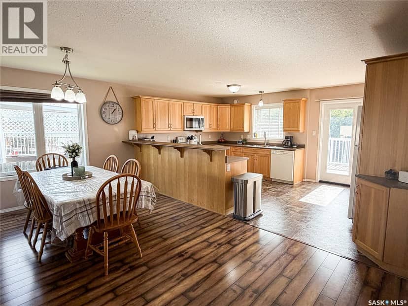 604 7th AVENUE W, Meadow Lake, photo 3