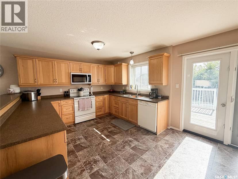 604 7th AVENUE W, Meadow Lake, photo 4