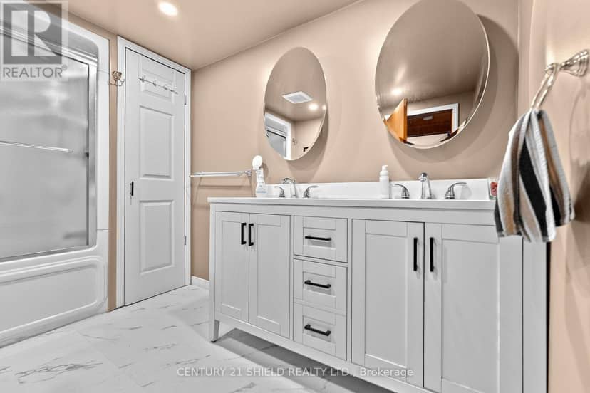 121 Maple Drive — photo 12 of 40