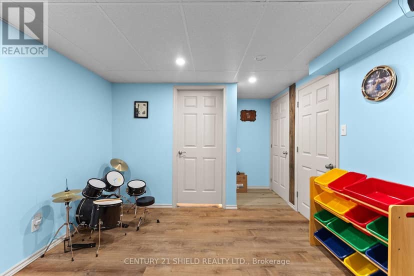 121 Maple Drive — photo 25 of 40