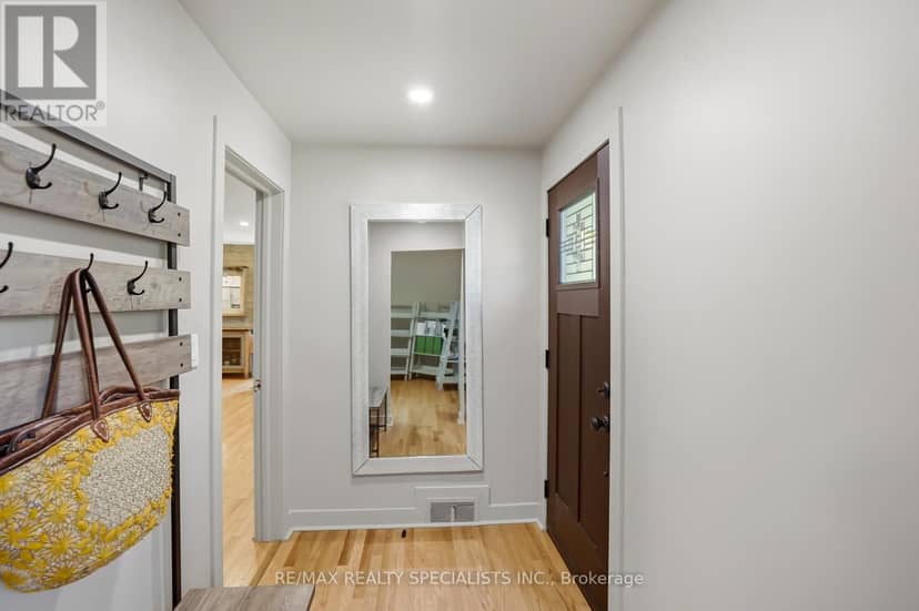 11 Kingsway Boulevard — photo 17 of 40