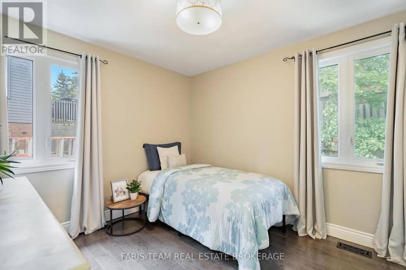 10 Karen Crescent — photo 15 of 35