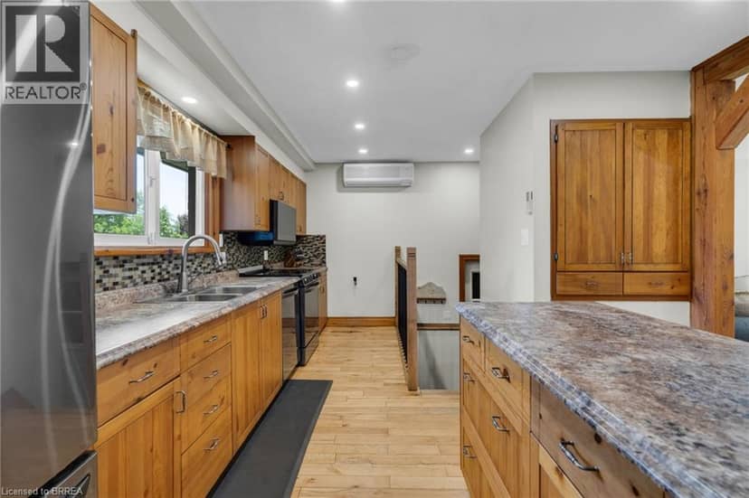 212 HAMILTON Drive — photo 13 of 38