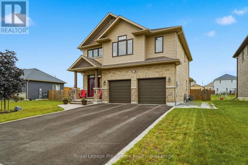 32 Walnut Crescent — photo 1 of 40
