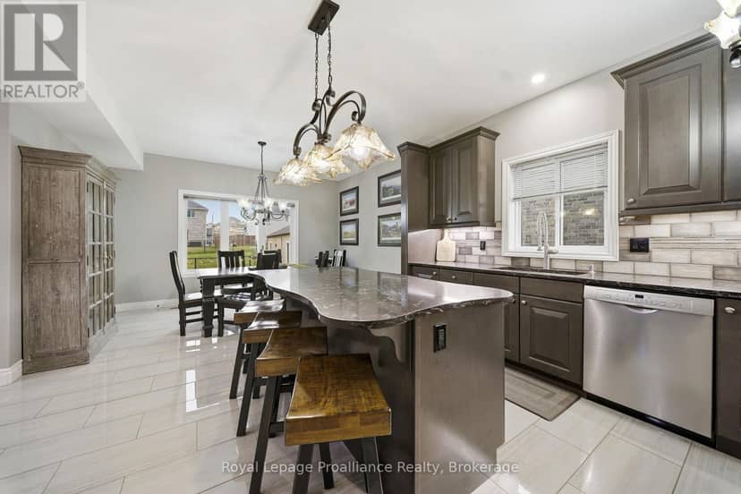 32 Walnut Crescent — photo 18 of 40