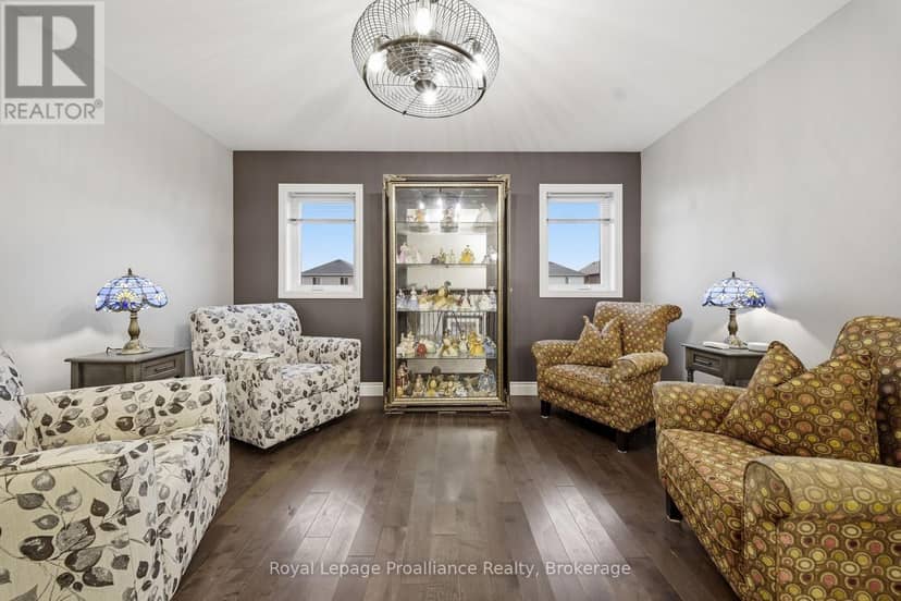 32 Walnut Crescent — photo 21 of 40