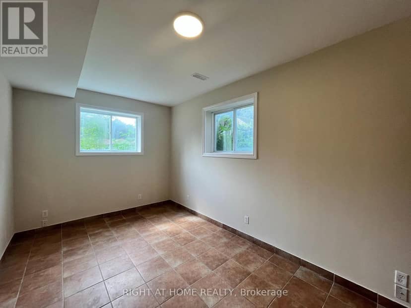 379 The Queensway Road S — photo 15 of 18